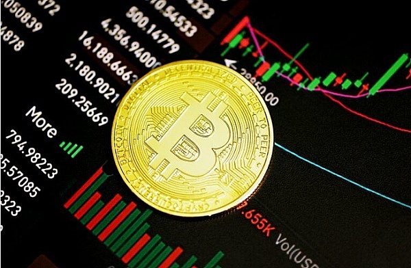 9亿狗狗币砸盘竟是假动作？神秘巨鲸暗中吸筹引爆4%暴涨！